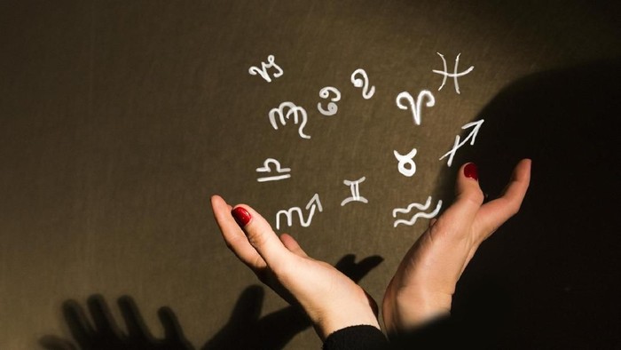 ramalan zodiak Zodiac signs on touch screen. Woman choosing horoscope symbols.
