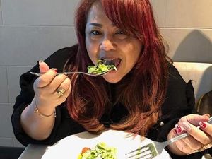 10 Foto Ini Buktikan Komedian Nunung Doyan Makan Salad