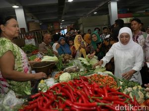 Puasa Perdana, Khofifah Tetap Fit Keliling Pasar Surabaya