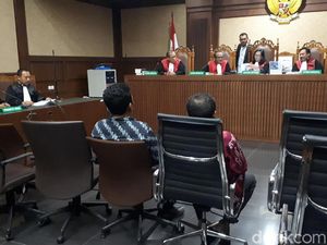 Eks Ketua Kadin Didakwa Perantara Suap Rp 3,6 M ke Bupati HST Eks Ketua Kadin Didakwa Perantara Suap Rp 3,6 M ke Bupati HST