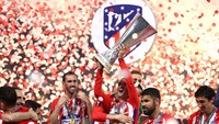 Griezmann mengangkat trofi juara di podium. Penyerang yang diisukan bakal ke Barcelona itu memang berperan penting di partai final ini. (Foto: Michael Steele/Getty Images)