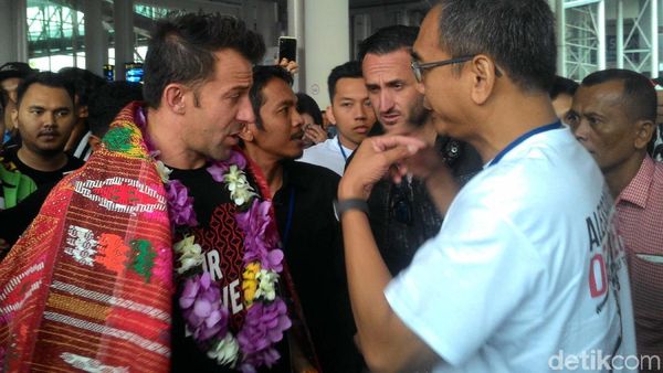 Tiba di Medan, Del Piero Dikalungi Kain Ulos