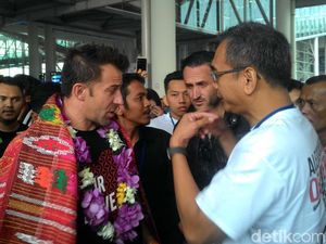 Tiba di Medan, Del Piero Dikalungi Kain Ulos Tiba di Medan, Del Piero Dikalungi Kain Ulos