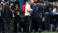 Neymar ditunggu-tunggu banyak fans karena sudah lama tidak terlihat di Stade Parc des Princes. Pemain asal Brasil itu sempat mengalami cedera metatarsal pada akhir Februari lalu. (Foto: Benoit Tessier/Reuters)