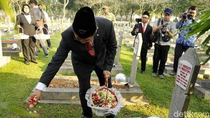 Menkominfo Peringati Harkitnas dengan Tabur Bunga di TMP Kalibata