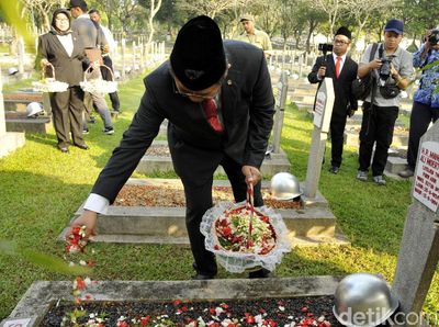 Menkominfo Peringati Harkitnas dengan Tabur Bunga di TMP Kalibata