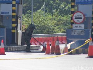 Polisi Selidiki Pembuang Benda Mirip Bom di Pintu Tol Sidoarjo Polisi Selidiki Pembuang Benda Mirip Bom di Pintu Tol Sidoarjo