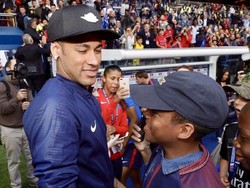 Seorang anak yang beruntung bahkan bisa ngobrol langsung dengan pemain sepakbola termahal sepanjang sejarah tersebut. (Foto: Twitter @PSG_inside)