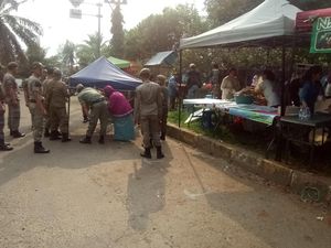Jualan di Bahu Jalan GDC, Lapak Takjil Dipindahkan Satpol PP