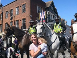 Saat Polisi Berkuda Jadi Sasaran Selfie di Pernikahan Harry-Meghan