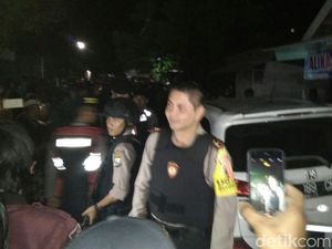 Densus Amankan Bahan Kimia hingga Buku Al-Qaeda di Probolinggo Densus Amankan Bahan Kimia hingga Buku Al-Qaeda di Probolinggo
