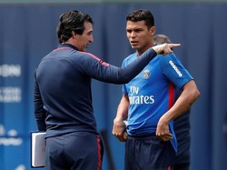Terlihat Emery sedang berbicara dengan kapten tim Thiago Silva. (Foto: Benoit Tessier/Reuters)