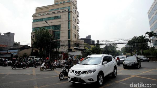 Uji Coba Penutupan 3 Simpang di Jalan Mampang Dimulai Hari Ini