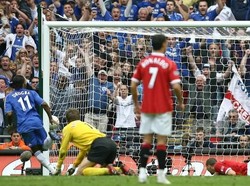 MU dan Chelsea bakal memperebutkan titel Piala FA di akhir pekan. Kali terakhir itu terjadi pada 19 Mei 2007 silam, saat MU dikalahkan Chelsea 0-1 di extra time. Pemain The Red Devils di starting XI laga itu kini sudah nyaris semuanya hijrah. (Foto: Adrian Dennis/AFP)