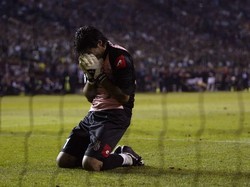 Musim 2002/2003, Buffon menembus final Liga Champions untuk pertama kalinya. Tapi ia dan Juve harus puas jadi runner-up setelah dikalahkan AC Milan lewat adu penalti. Foto: PAOLO COCCO / AFP PHOTO