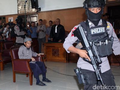 Polisi Bersenjata Lengkap Amankan Sidang Teroris Aman Abdurrahman