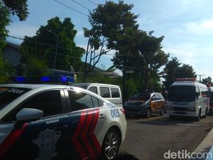 3 Jenazah Bomber Rusunawa Sidoarjo Dimakamkan, Lokasi Dirahasiakan 3 Jenazah Bomber Rusunawa Sidoarjo Dimakamkan, Lokasi Dirahasiakan