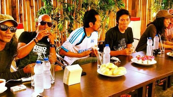 Keren! Pose Santai Kaka Saat Makan hingga Ngopi Bareng Member Slank