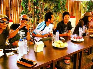 Keren! Pose Santai Kaka Saat Makan hingga Ngopi Bareng Member Slank