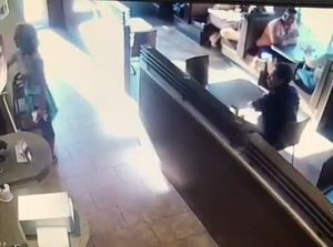 Jorok Banget! Wanita Ini BAB di Restoran dan Lempar Kotorannya ke Kasir