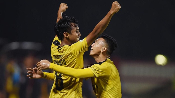 Pesepak bola Bhayangkara FC Muhamad Hargianto (kiri) melakukan selebrasi bersama rekannya Dendy Sulistyawan (kanan) usai mencetak gol ke gawang Mitra Kukar dalam laga lanjutan Liga 1 di Stadion PTIK, Jakarta, Kamis (17/5).  ANTARA FOTO/Akbar Nugroho Gumay/ama/18