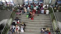 Suasana Salat Jumat di Lorong Pasar Tanah Abang