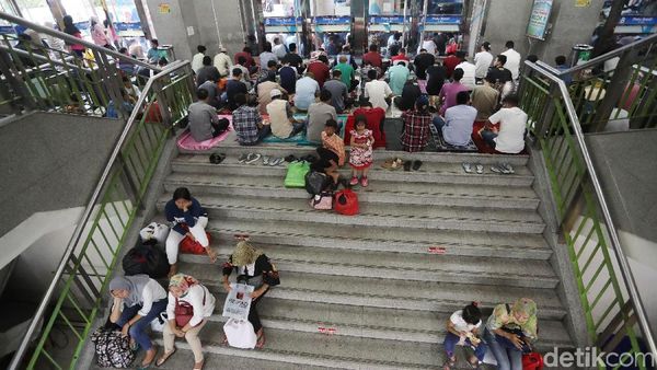 Suasana Salat Jumat di Lorong Pasar Tanah Abang
