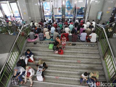 Suasana Salat Jumat di Lorong Pasar Tanah Abang