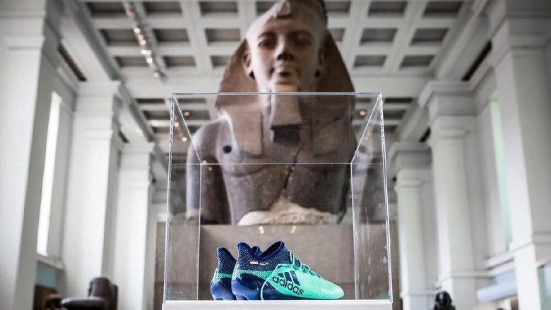 Masuk British Museum, Sepatu Salah Berdampingan dengan Patung Ramses II Masuk British Museum, Sepatu Salah Berdampingan dengan Patung Ramses II