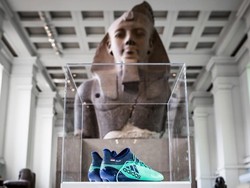 Masuk British Museum, Sepatu Salah Berdampingan dengan Patung Ramses II