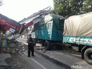 Kelebihan Muatan, Truk Gandeng Terjang Gapura Desa Hingga Roboh