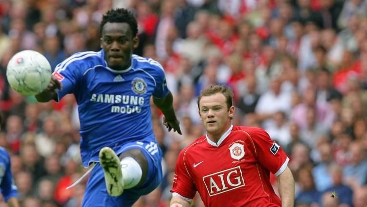 Michael Essien tolak Manchester United demi Chelsea. (Foto: Carl de Souza/AFP)