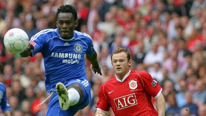 Manchester Uniteds Wayne Rooney (R) vies for the ball against Chelseas Michael Essien at Wembley Stadium in London, 19 May 2007, during the FA Cup Final football match. AFP PHOTO/CARL DE SOUZA


 / AFP PHOTO / CARL DE SOUZA