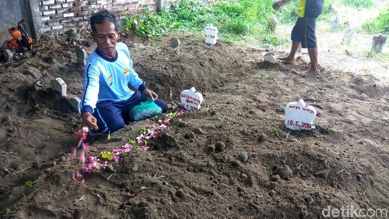 Ditolak Warga, Jenazah-jenazah Bomber Dimakamkan Diam-diam Ditolak Warga, Jenazah-jenazah Bomber Dimakamkan Diam-diam