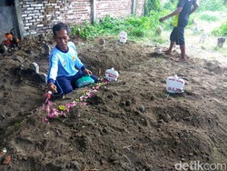 Tiga Jenazah Bomber Surabaya Rencananya Dimakamkan Hari ini