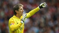 Edwin van der Sar mengikuti jejak Schmeichel dan Cech, membukukan 21 clean sheet saat memperkuat Manchester United di musim 2008/2009. (Foto: Clive Mason/Getty Images)