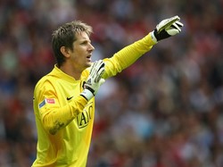 Edwin van der Sar mengikuti jejak Schmeichel dan Cech, membukukan 21 clean sheet saat memperkuat Manchester United di musim 2008/2009. (Foto: Clive Mason/Getty Images)
