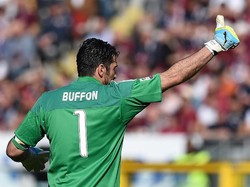 Pada musim 2015/2016, Buffon mematahkan rekor clean sheet terpanjang di Serie A dengan total tak kebobolan selama 974 menit. Foto: Valerio Pennicino/Getty Images