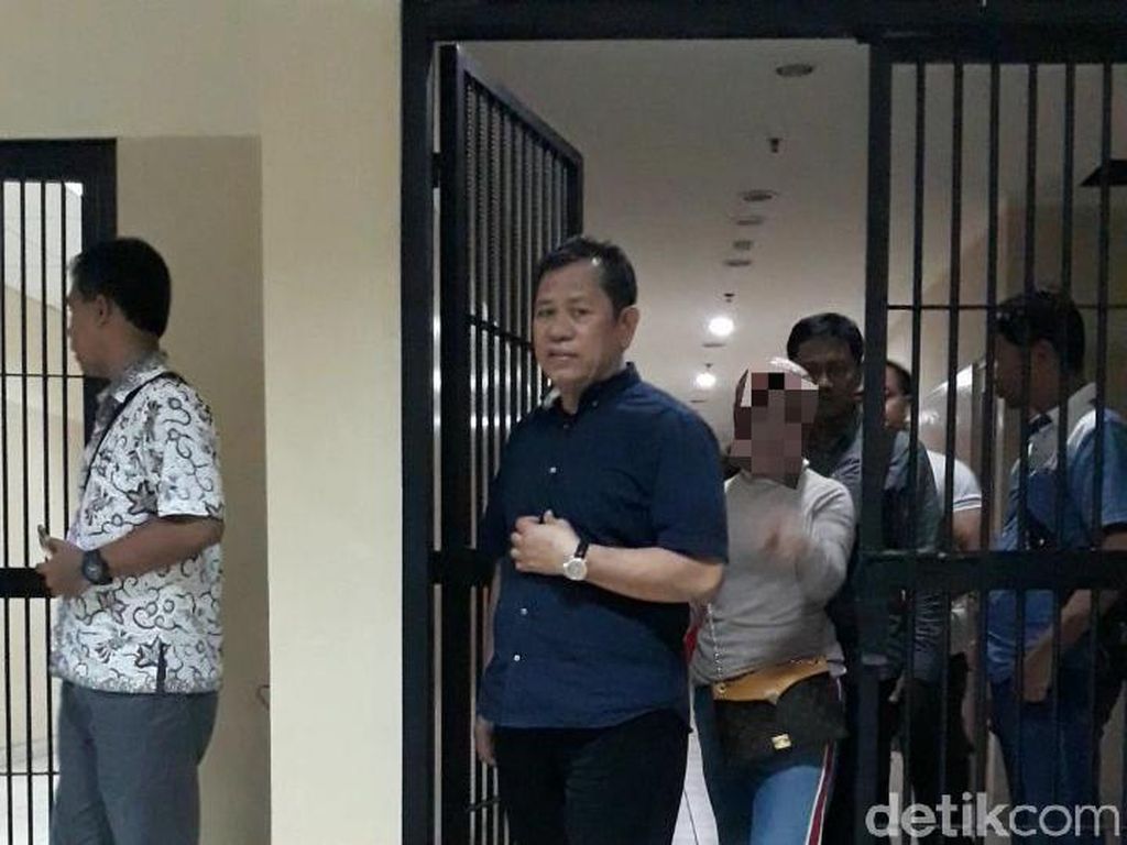 Buron Koruptor Asal Makassar Ditangkap Usai Bukber di Hotel Mewah Buron Koruptor Asal Makassar Ditangkap Usai Bukber di Hotel Mewah