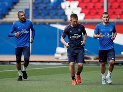 Semua bintang PSG juga ikut berlatih. Terlihat Kylian Mbappe dan Marco Verratti sedang melakukan jogging di Parc des Princes. (Foto: Benoit Tessier/Reuters)