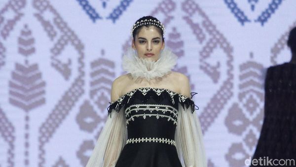 6 Koleksi Terbaru Danny Satriadi yang Mengangkat Tenun Lombok