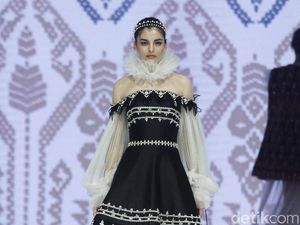 6 Koleksi Terbaru Danny Satriadi yang Mengangkat Tenun Lombok 6 Koleksi Terbaru Danny Satriadi yang Mengangkat Tenun Lombok