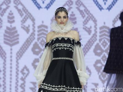 6 Koleksi Terbaru Danny Satriadi yang Mengangkat Tenun Lombok