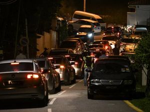 Bawa Kotak Misterius, 4 Mobil Polisi Tinggalkan Rumah Najib