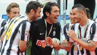 Pada 2011/2012, Buffon memenangi scudetto pertamanya setelah kembali ke Serie A. Itu sekaligus jadi awal dominasi Juve di Serie A. Foto: Valerio Pennicino/Getty Images