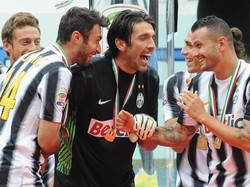 Pada 2011/2012, Buffon memenangi scudetto pertamanya setelah kembali ke Serie A. Itu sekaligus jadi awal dominasi Juve di Serie A. Foto: Valerio Pennicino/Getty Images