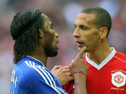 Rio Ferdinand merupakan salah satu andalan MU di jantung pertahanan, termasuk pada laga ini. Sekarang pria 39 tahun itu aktif sebagai analis dan pengamat sepakbola di media. (Foto: Carl de Souza/AFP)