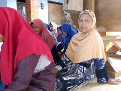Ingin Fokus Ibadah, Nenek Ini Ikut Mondok Kilat Bersama Cucu