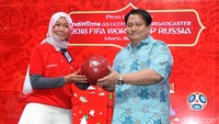 Direktur Consumer Services Telkom Siti Choiriana bersama CEO PT Futbal Momentum Asia David Khim, bersiap menendang bola saat mengumumkan layanan siaran langsung Piala Dunia 2018, di Jakarta, Jumat (18/5). 