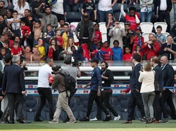 Neymar menjadi bintang saat PSG menggelar latihan terbuka di Stadion Parc des Princes, Kamis (16/5/2018) waktu setempat. Acara itu menjadi agenda dari Yayasan PSG. (Foto: Benoit Tessier/Reuters)